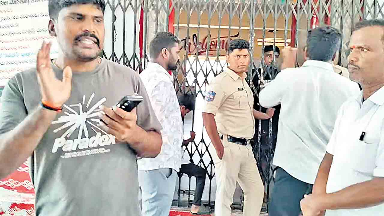 పెద్దేముల్ గురుకులంలో విద్యార్థిపై సీనియర్ల దాష్టీకం: చపాతీ పెంకతో వాతలు