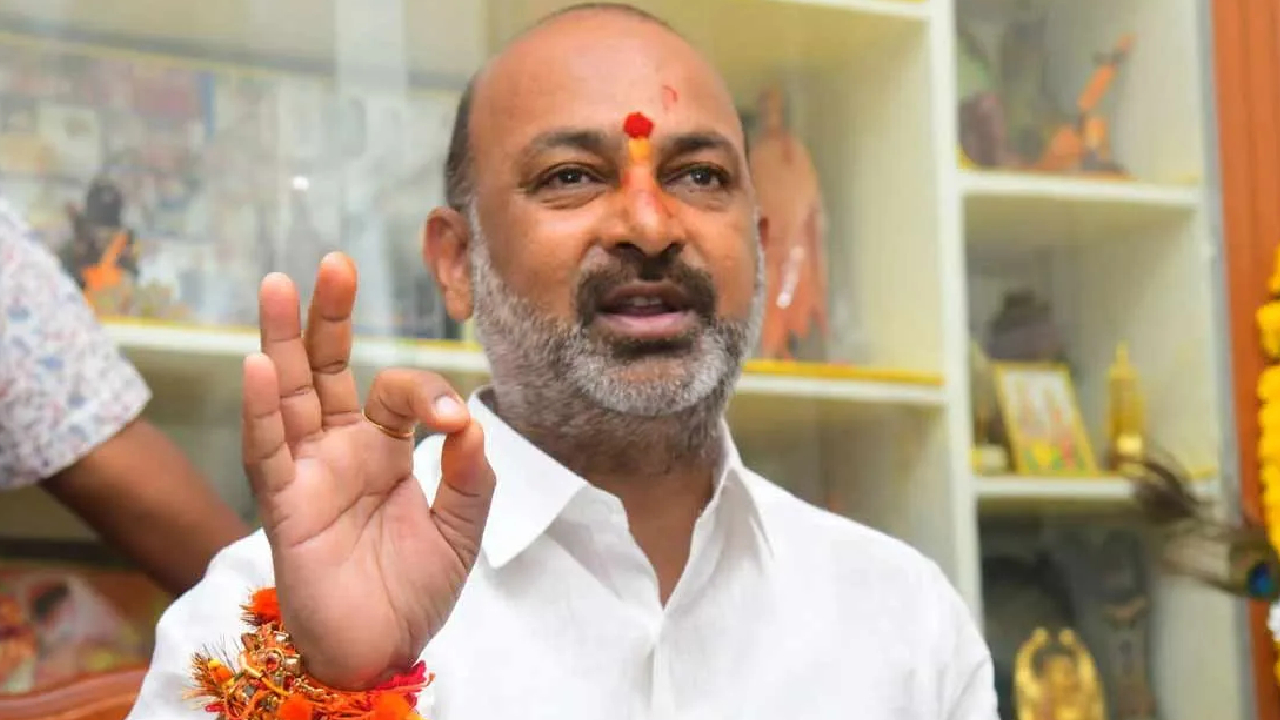 ఫీజు రీయంబర్స్మెంట్ బకాయిలపై కాంగ్రెస్ ప్రభుత్వానికి బండి సంజయ్ హెచ్చరిక