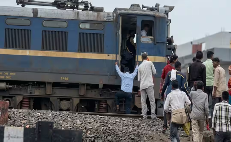 సమోసాల కోసం రైలు ఆపిన లోకోపైలట్
