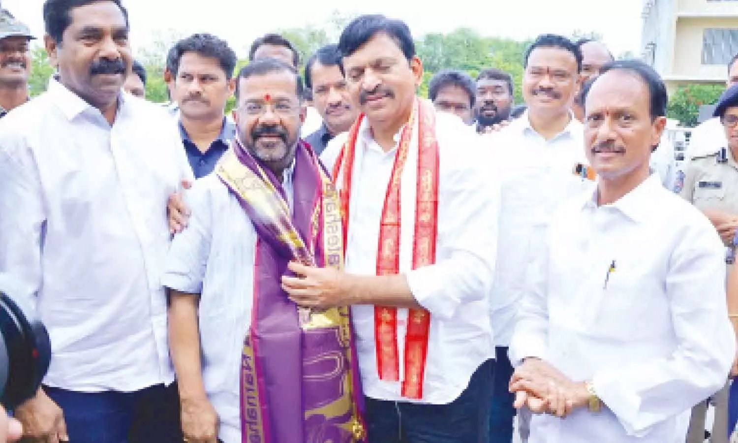 పోంగులేటి స్రీనివాస్ రెడ్డి నైని రాజేందర్ రెడ్డికి శాలువారు