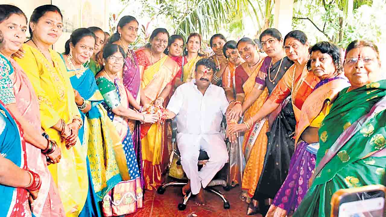 ప్రభుత్వ హామీలు అమలు చేయడం లేదని తలసాని శ్రీనివాస్యాదవ్ విమర్శ