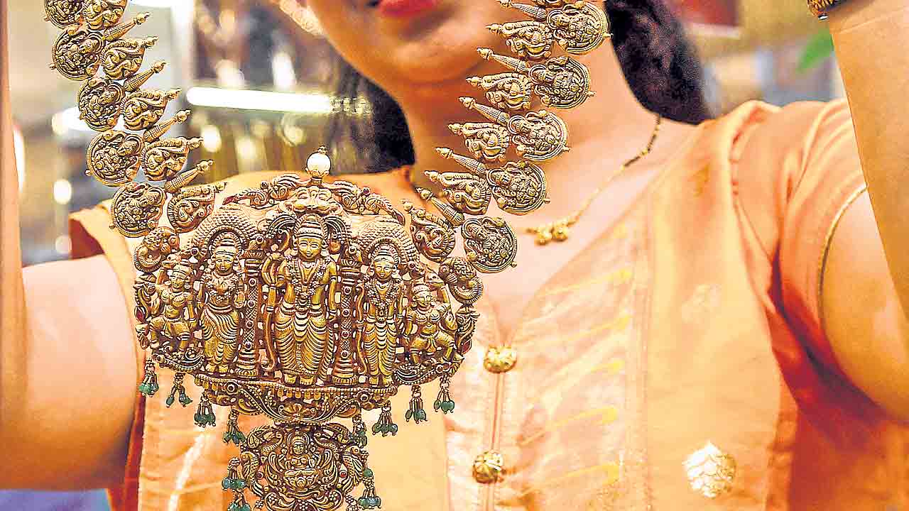 బంగారం రూ.1,300 పడిపోయింది, కారణం డాలర్ బలం