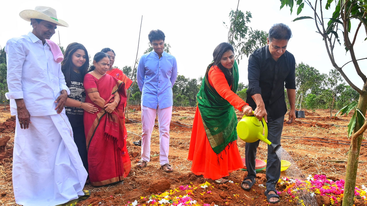 పుట్టినరోజు వేడుకలకు కేటీఆర్ దూరం: ఎర్రవెల్లిలో కేసీఆర్ ఆశీస్సులు