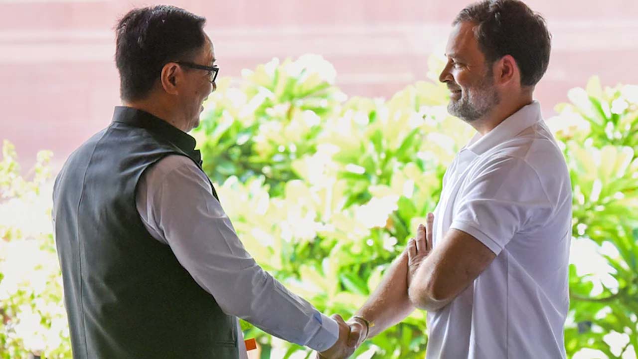 రాహుల్ గాంధీ, కిరణ్ రిజిజు పార్లమెంట్‌లో సరదా సంభాషణ