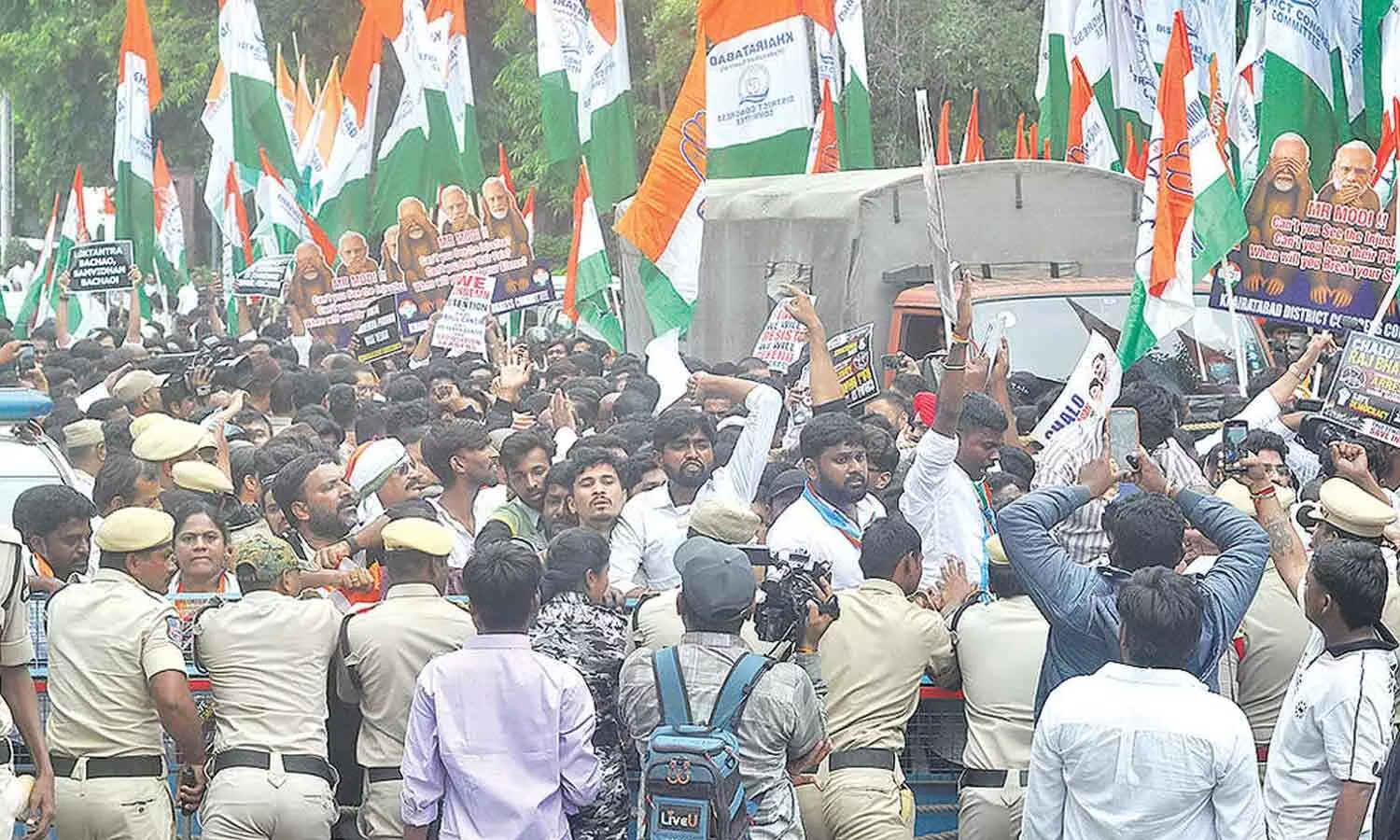 రాహుల్, ప్రియాంక గాంధీలు అరెస్ట్ వ్యతిరేక ప్రదర్శనలు నిర్వహించారు