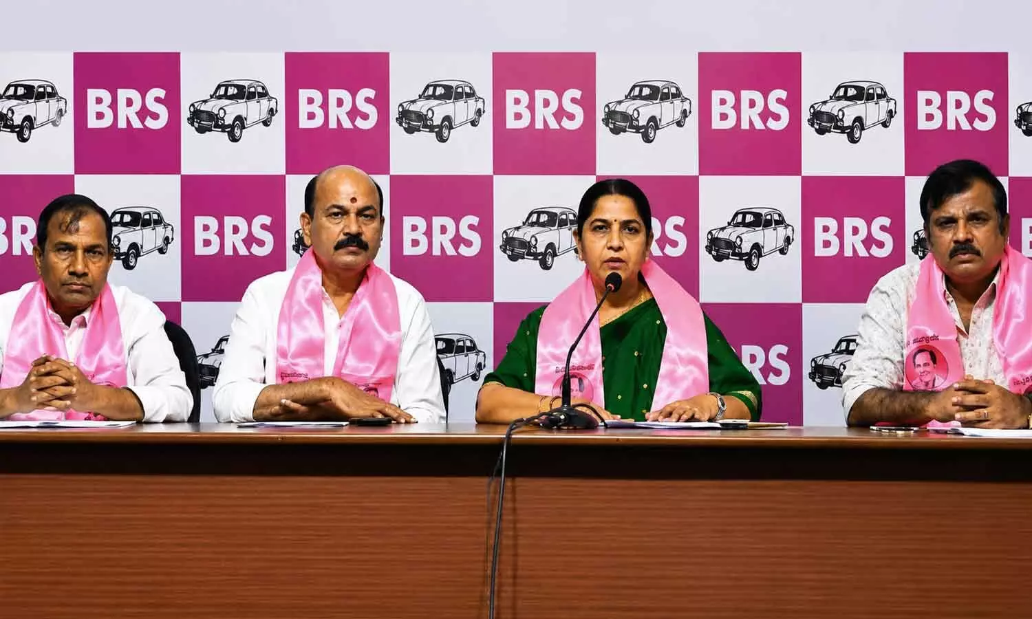 రాజకీయ వ్యామోహాల కంటే ప్రజల సమస్యలపై దృష్టి పెట్టాలి: ప్రతిపక్షం
