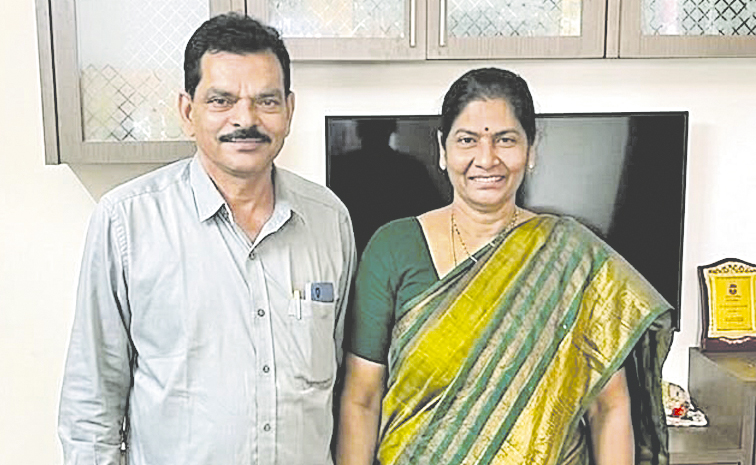 రాజమహేంద్రవరం గోదావరిలో దూకిన ఏఈ కుటుంబం: ఒకరి మృతి