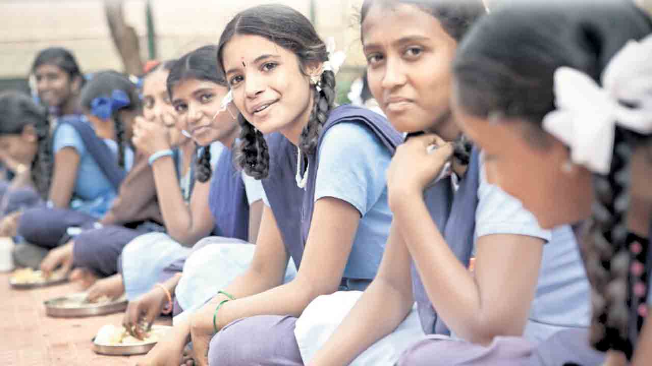 రేవంత్ ప్రభుత్వం మధ్యాహ్న భోజనం అమలు విఫలం