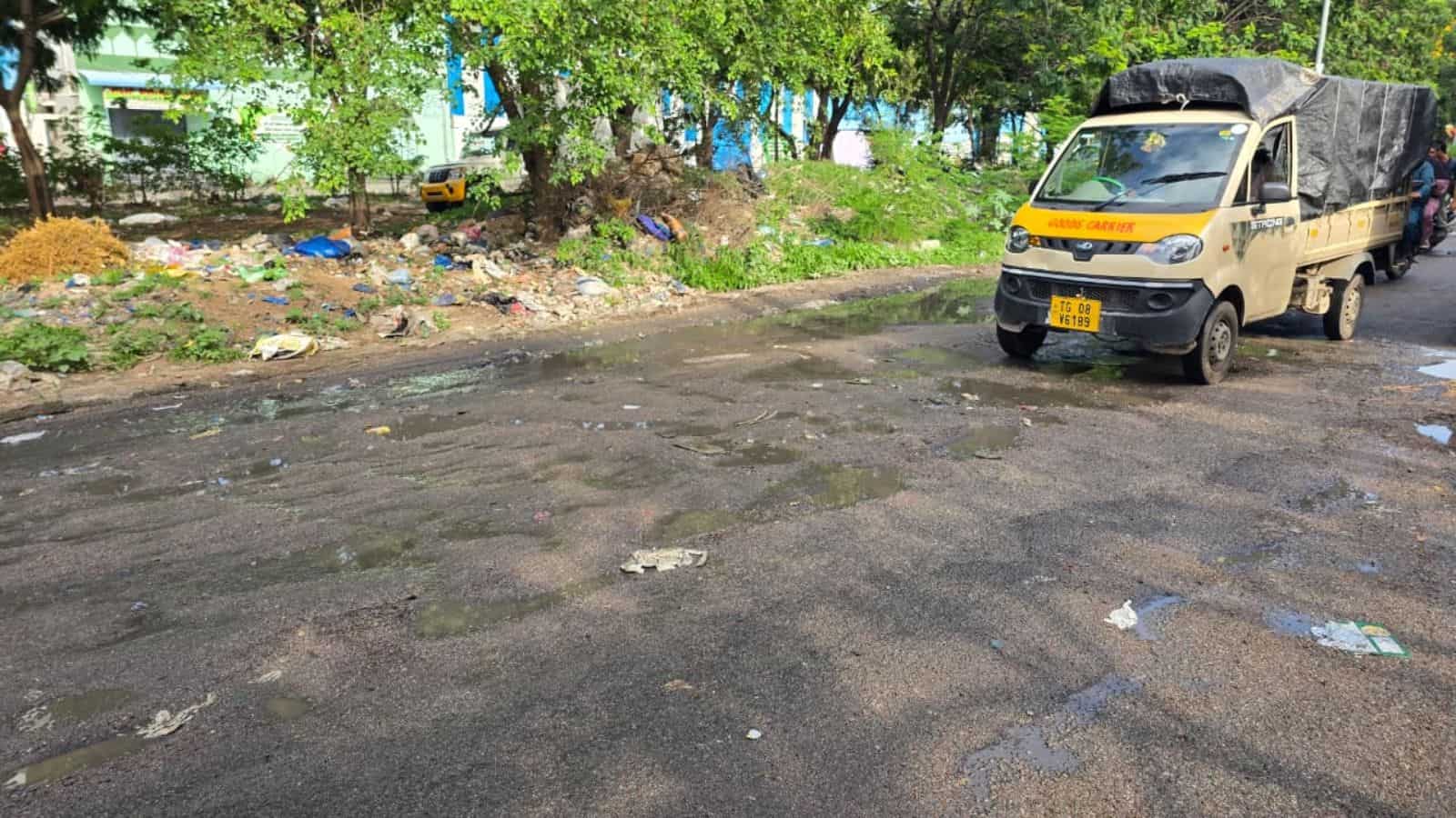 హైదరాబాద్ రోడ్లలో వరదల ప్రభావం: జల్పల్లి, పహాడిశరీఫ్ మార్గాలు ప్రమాదకరం