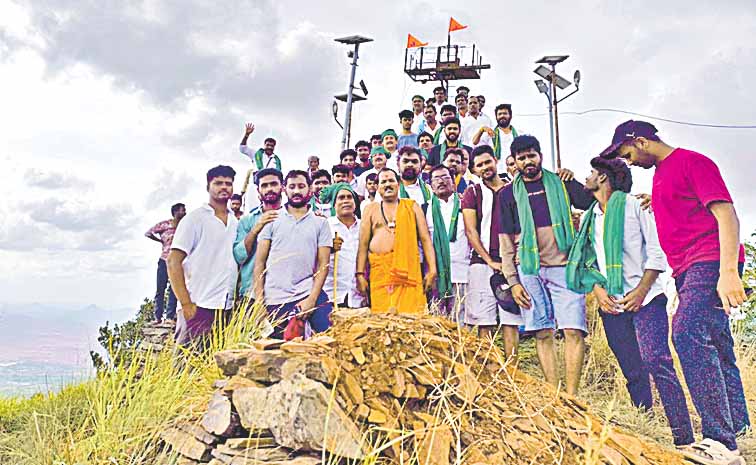 సాధుకొండ మైనింగ్పై నిరసన: కొండపైనే భక్తుల రాత్రి బస