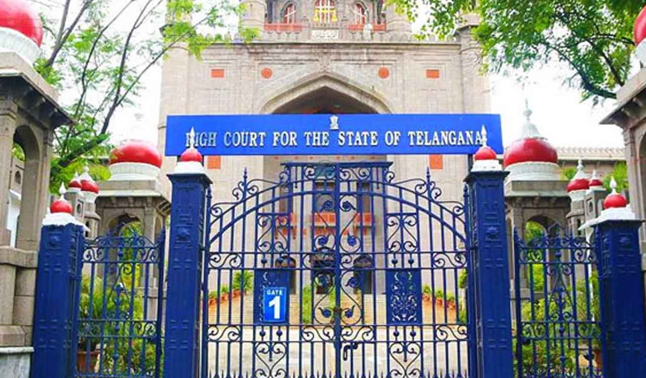 సల్కం చెరువు ఆక్రమణలు: ఐదుగురు అధికారులకు హైకోర్టు నోటీసులు