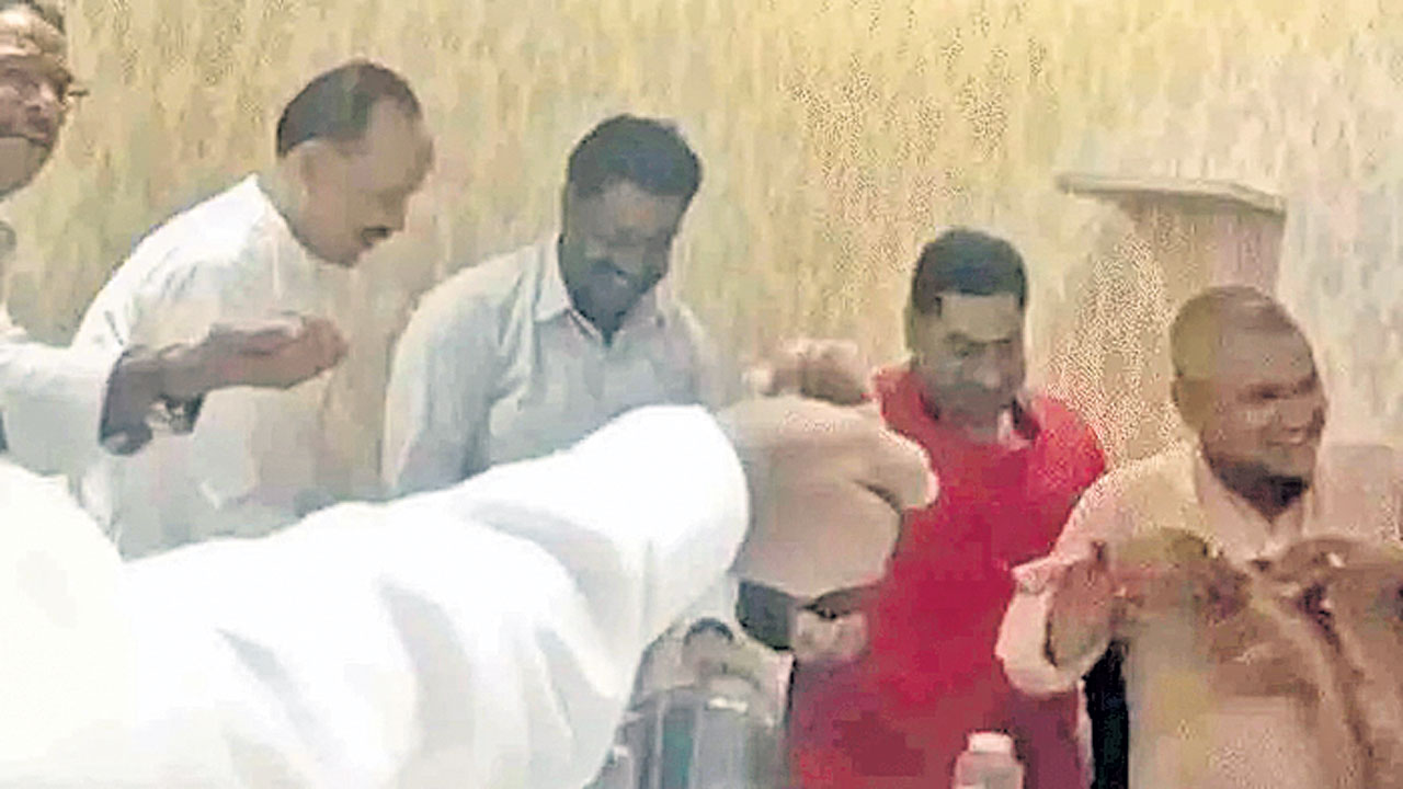 షాజహాన్‌పూర్‌లో లంచాల పంపకంపై కౌన్సిలర్ల ప్రమాణం