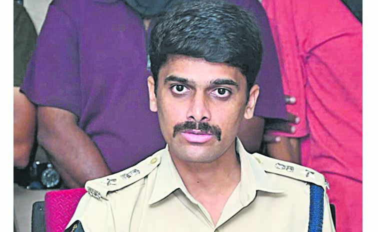 శ్రీకాకుళం: వృద్ధురాలిని చంపి బంగారం దోచిన న్యాయవాది, ఐదుగురు అరెస్ట్