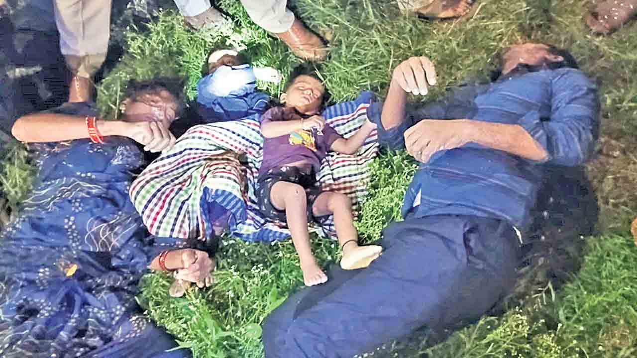 సిద్దిపేట జిల్లాలో బావిలోకి దూసుకెళ్లిన కారు: నలుగురు మృతి