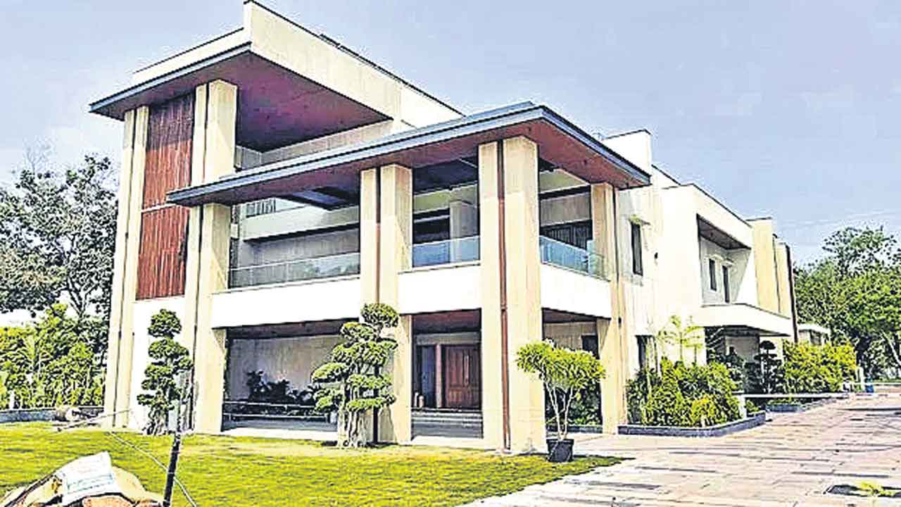 సీఎం రేవంత్ నివాసంపై రాజగోపాల్ రెడ్డి విమర్శలు