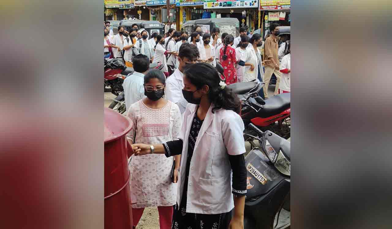 స్టైపెండ్ పెంపు కోసం AYUSH వైద్యుల పోస్ట్కార్డ్ ఉద్యమం