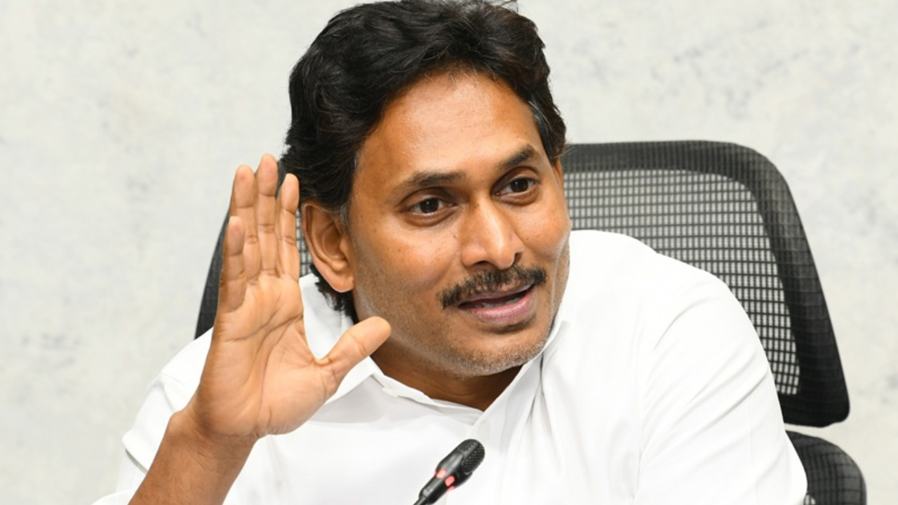 స్థానిక ఎన్నికల్లో ఏకగ్రీవాలు జరిగితే ఎమ్మెల్యే టికెట్ ఉండదు: జగన్ హెచ్చరిక