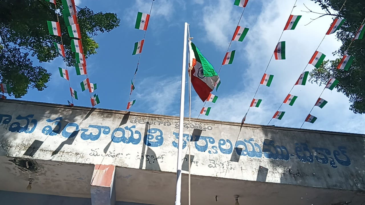 టేక్మాల్లో జాతీయ జెండాకు అవమానం: తలకిందులుగా ఎగురవేసిన సర్పంచ్