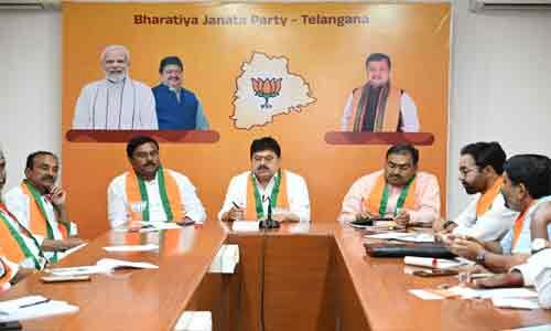 తెలంగాణలో బీజేపీ పోరుబాట: ఫీజు రీ-యింబర్స్మెంట్పై మహా ధర్నా