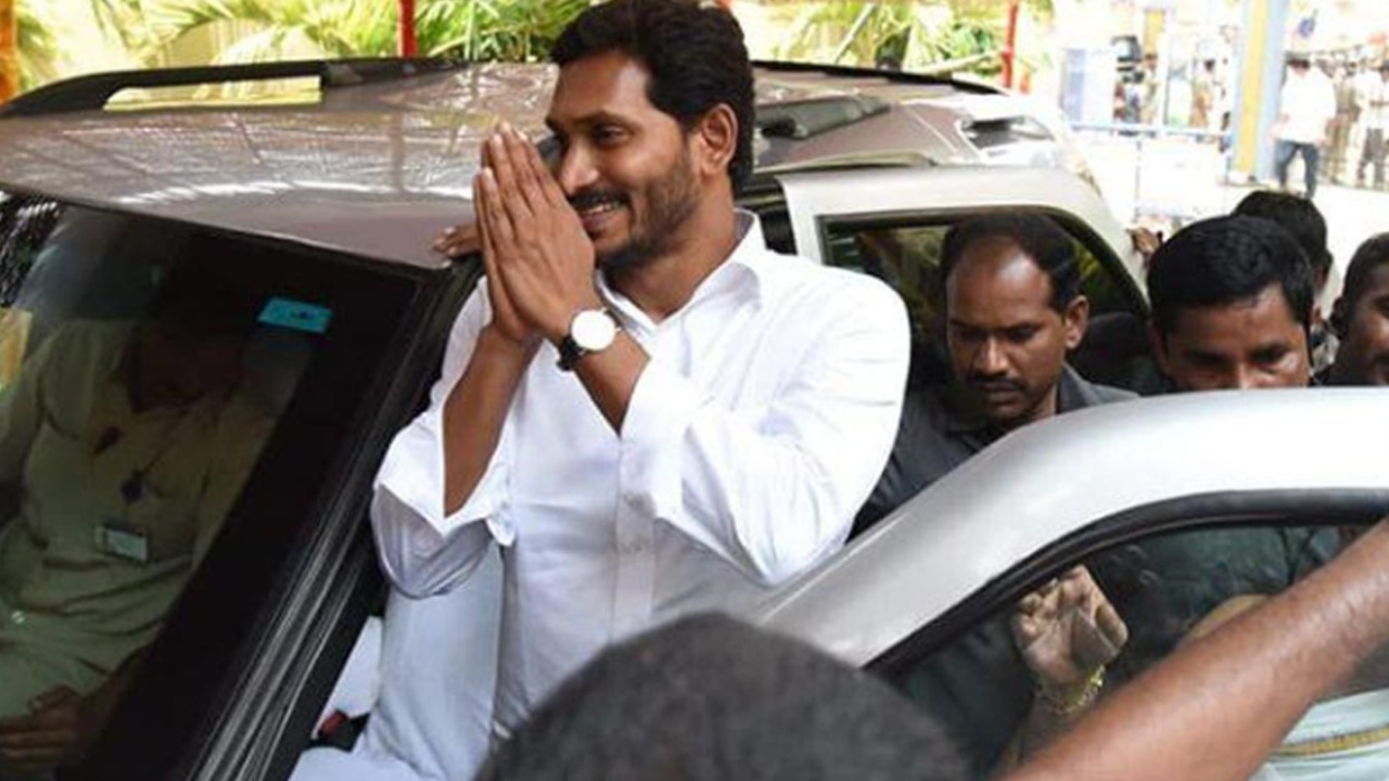 తూర్పుగోదావరి జిల్లాలో వైఎస్ జగన్ పర్యటన: పొగాకు రైతులతో ముఖాముఖీ