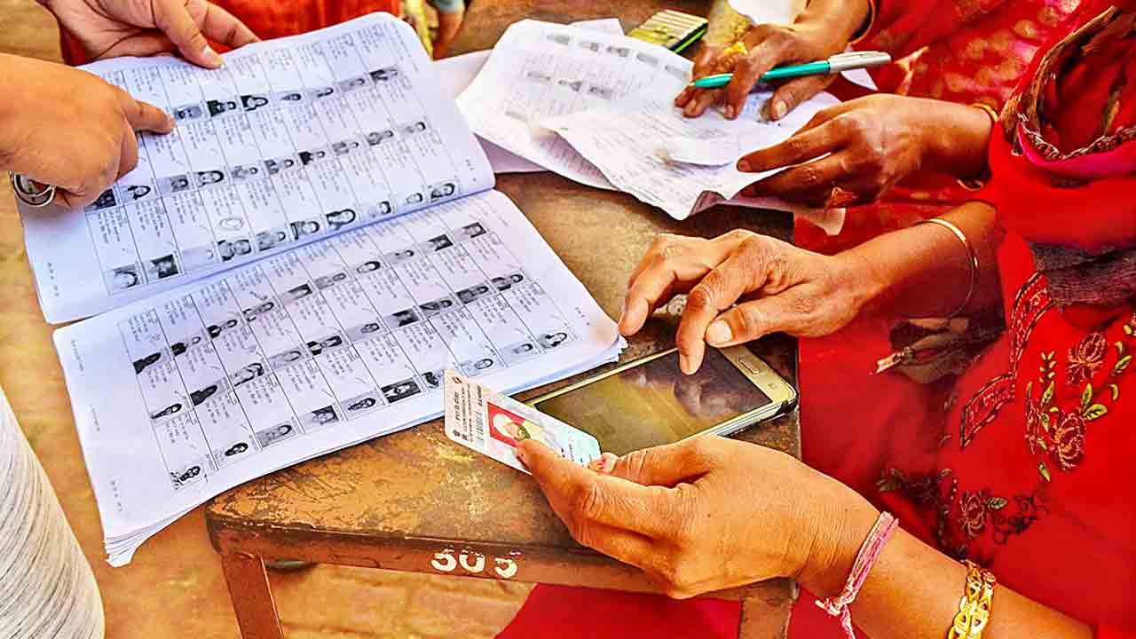 ఉమ్మడి వరంగల్ జిల్లాలో ఓటర్ల జాబితా సవరణ: సొంతూరి ఓటుకే మొగ్గు