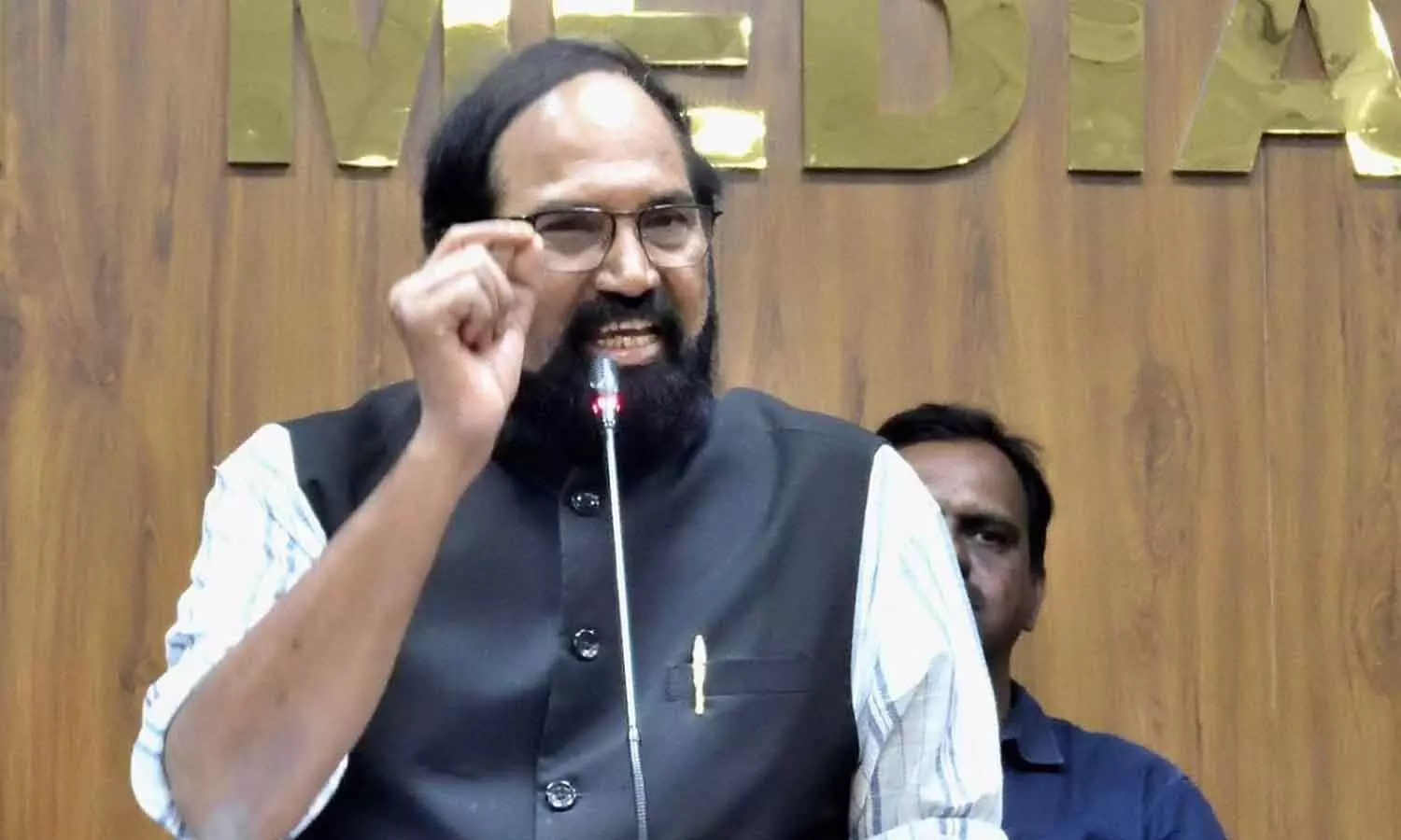 ఉత్తమ్ క్లిస్ బ్యారేజీల నిర్వహణకు కేంద్ర మార్గదర్శకత్వం కోరారు