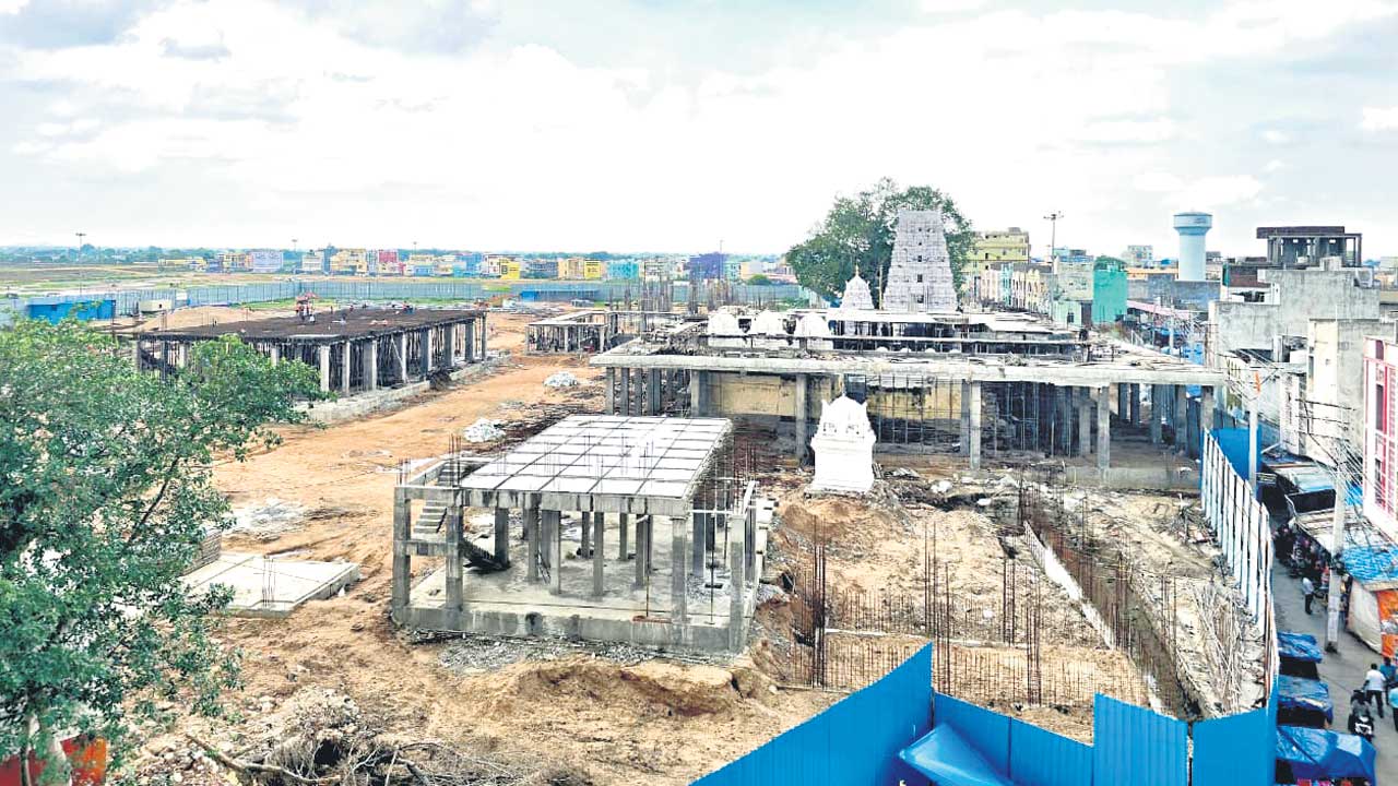 వేములవాడ రాజన్న ఆలయ నిర్మాణంలో లోపాలు: గర్భాలయ విస్తరణకు కొత్త ప్రతిపాదనలు