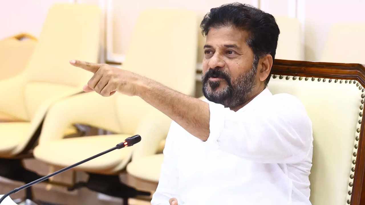 విద్యార్థుల యూనిఫాం నాణ్యతపై సీఎం రేవంత్ రెడ్డి హెచ్చరిక