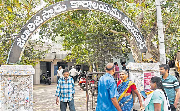 రిజిస్ట్రేషన్ల వ్యవస్థ ప్రైవేటుపరం: చంద్రబాబు సర్కారు నిర్ణయంపై నిరసనలు