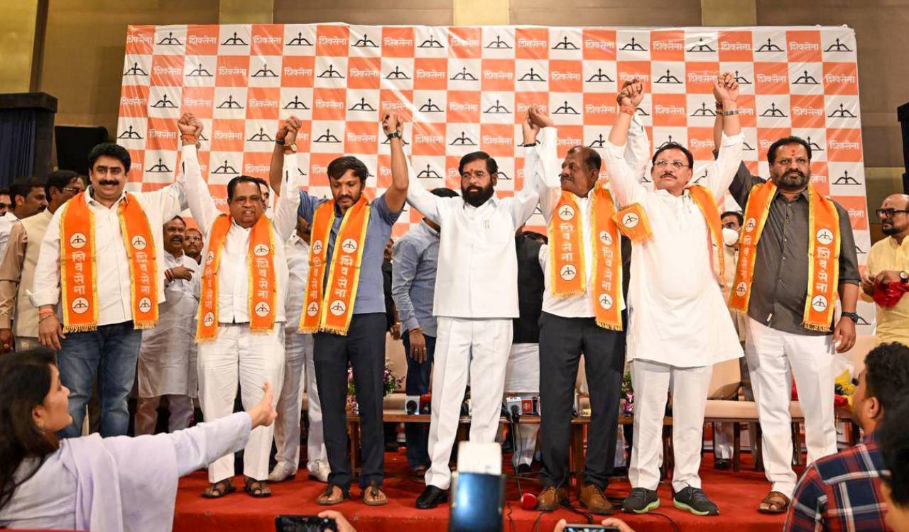 శిందే వర్గానికి ఆరుగురు రెబెల్ ఎంపీల మద్దతు: లోక్సభ సెక్రటరియాట్ ఆమోదం