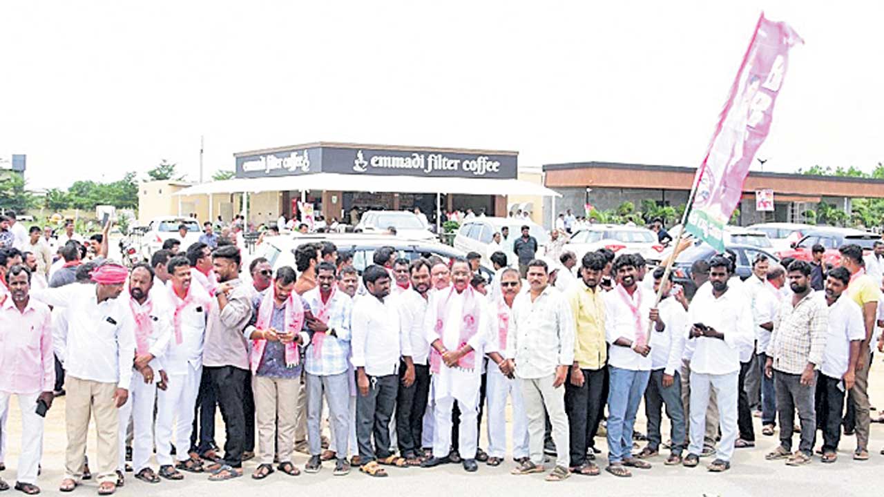 యాదగిరిగుట్టలో కేసీఆర్కు ఘనస్వాగతం: జేబు దొంగల హల్చల్