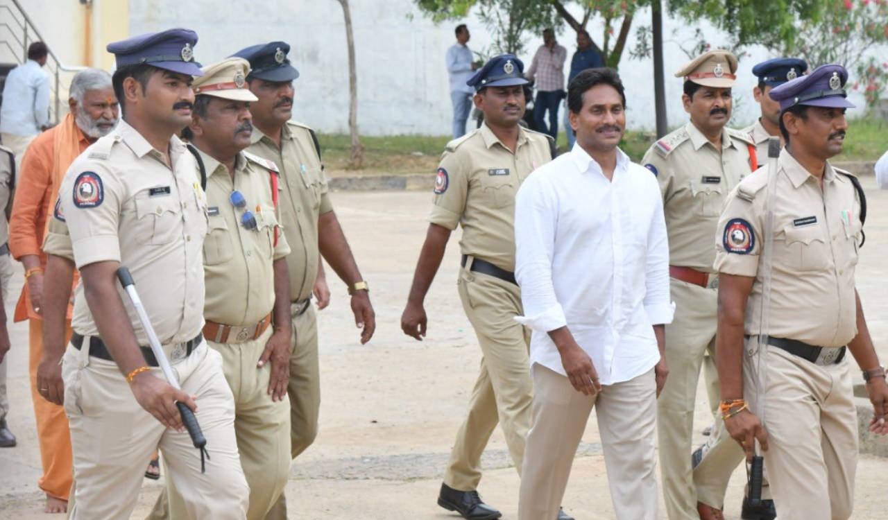 వైసీపీ నేతలపై తప్పుడు కేసులు: ప్రభుత్వంపై ఆరోపణలు