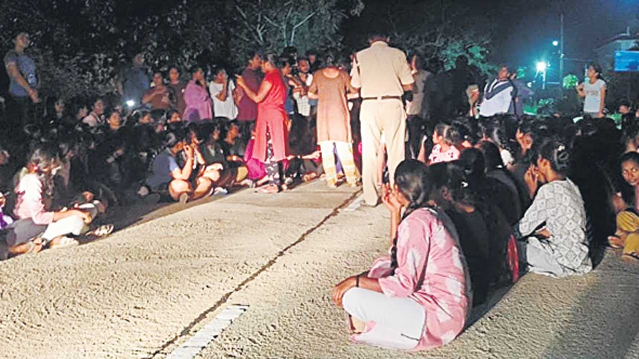 వీసీ గెస్ట్హౌస్ ముట్టడి — విద్యార్థినుల నిరసన