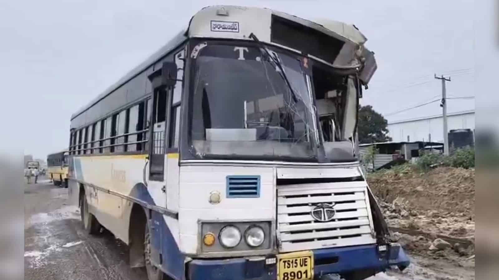 ఇస్నాపూర్లో రెండు బస్సుల ఢీ: నలుగురికి గాయాలు